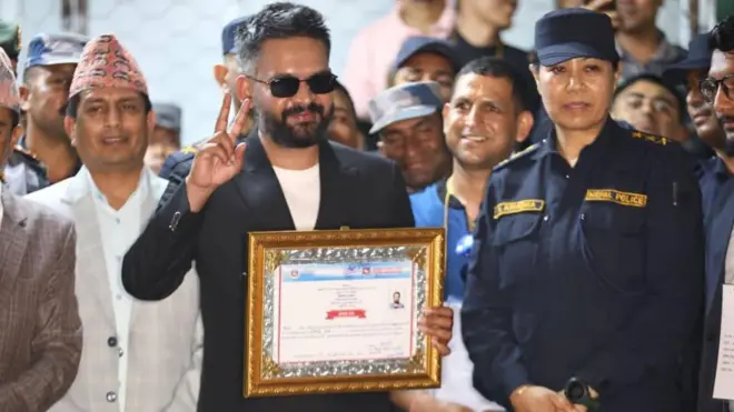 बालेन शाह निर्वाचित भएको प्रमाणपत्र ग्रहण गर्दै