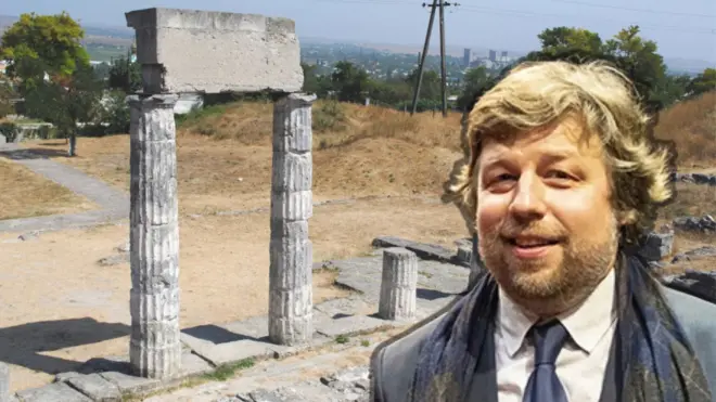 колаж, руїни стародавнього міста і портрет російського вченого 