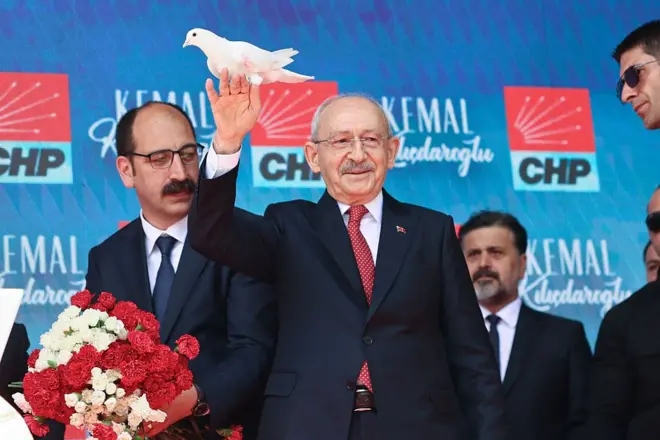 Türkiye'nin ana muhalefet partisi CHP'nin mahkeme tarafından atanan lideri Kemal Kılıçdaroğlu, 30 Mayıs 2026'da Ankara'daki parti genel merkezinde yaptığı konuşmanın ardından elinde bir güvercin tutuyor.