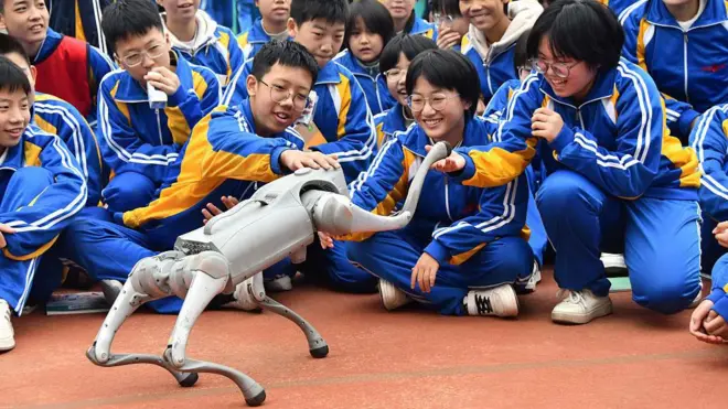 體驗機器狗的學生