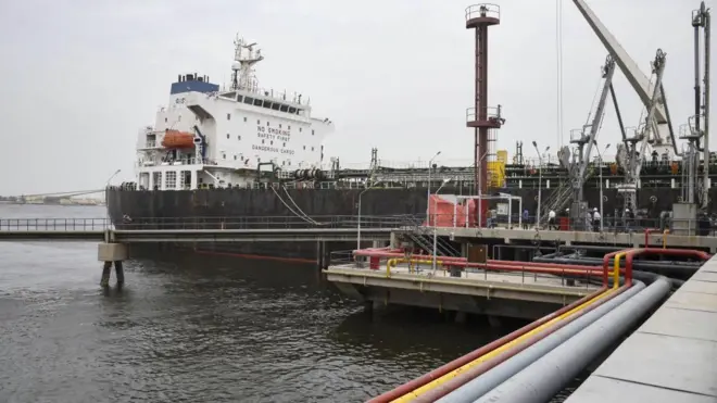 कराची के बंदरगाह पर खड़ा रूस से तेल लेकर पहुंचा जहाज़