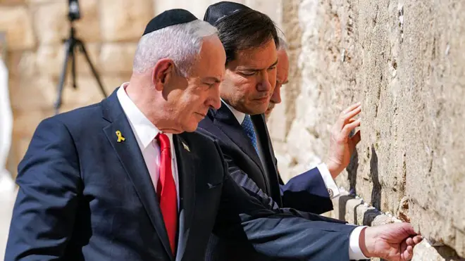 (Слева направо) Премьер-министр Израиля Биньямин Нетаньяху, государственный секретарь США Марко Рубио и посол США в Израиле Майк Хакаби посещают Западную стену, самое святое место молитвы иудаизма, в старом городе Иерусалиме 14 сентября 2025 года.