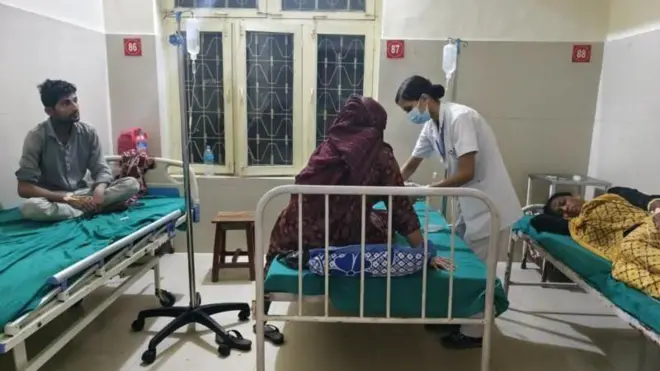 अस्पतालमा उपचार गराउन बसेका बिरामीहरू