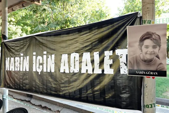 'Narin için adalet' yazılı bir pankart ve Narin Güran'ın fotoğrafı.