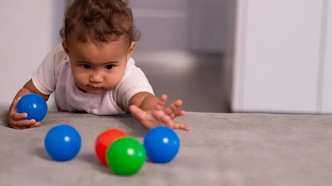 نوزادان اغلب از هر دو دست به طور مساوی استفاده و مرتبا دست‌هایشان را با هم عوض می‌کنند. آنها اغلب اشیاء را با دستی که به آن نزدیک‌تر است می‌گیرند