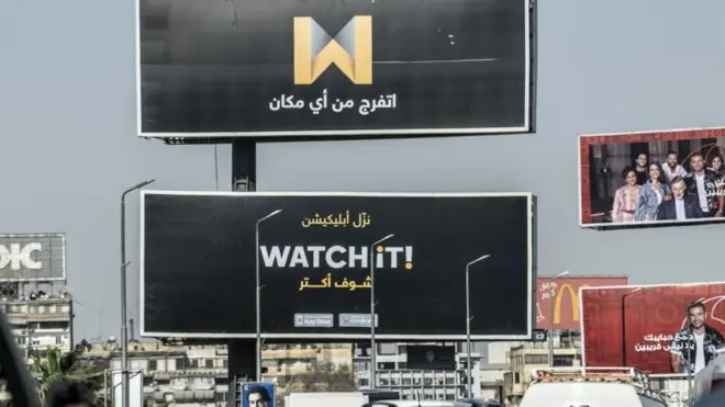إعلانات لمنصة واتش إت الحكومية في القاهرة