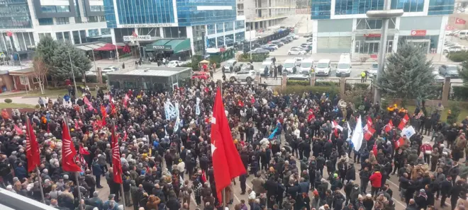 CHP genel merkezi önünde toplanan kalabalık. 