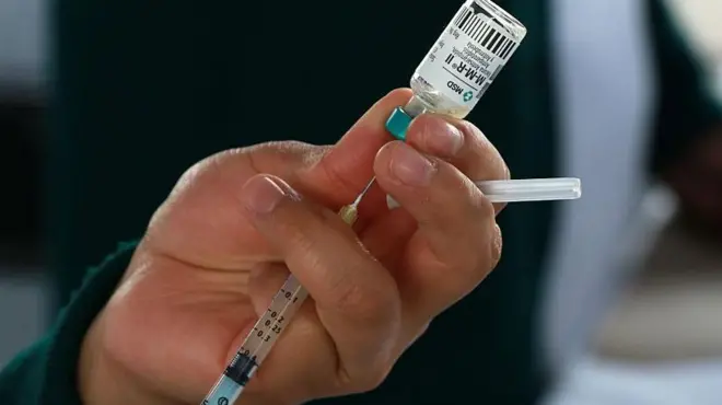 سرنج پیچکاری در دست یک فرد