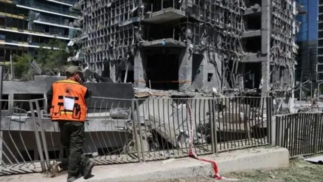 Building wey Iran missile hit for Israel