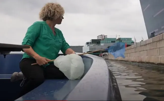 చెత్త ఏరిస్తున్న దేశాలు 