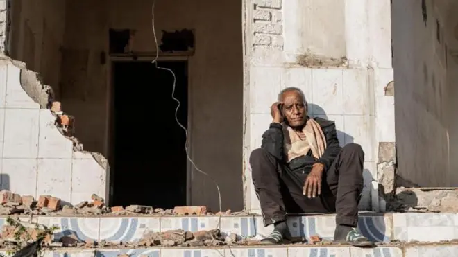 ኣብ ዝዓነወ ገዛ ኮፍ ዝበሉ ኣቦ