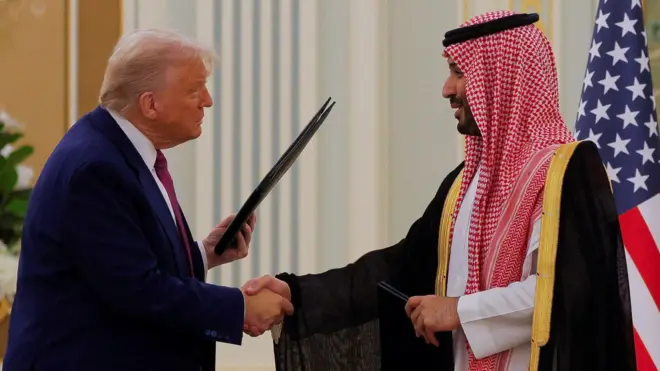 Trump y Mohamed bin Salman se dan la mano