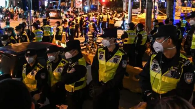 షాంఘైలో భద్రతా సిబ్బంది