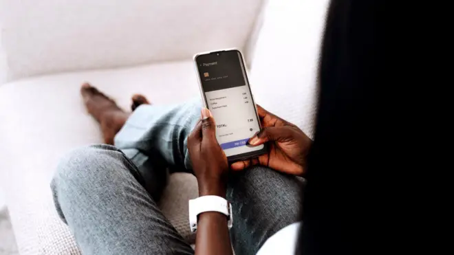 Pesin wey dey check account with phone