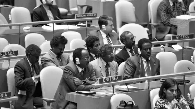 ኣብቲ መበል 48 ሓፈሻዊ ዋዕላ ሕቡራት ሃገራት ንወኪል ኤርትራ ዝመርሐ ሽዑ ምኒስተር ጉዳያት ወጻኢ ዝነበረ ማሕሙድ ኣሕመድ ሸሪፎ [ጸ]፡ ኣብ ጐድኑ ኣቶ የማነ ገብረኣብ፡ ኣቶ ሓጐስ ገብረሂወት፡ ብድሕሪኡ ኣቶ የማነ ገብረመስቀል፡ ኣቶ ኣሚን ሓሰንን ካልኦትን ይረኣዩ።