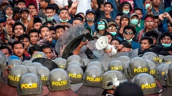 Tidak hanya di Jakarta, demonstrasi menentang sejumlah rancangan undang-undang kontroversial juga terjadi di kota lainnya, termasuk di Mataram, Nusa Tenggara Barat pada 30 September 2019