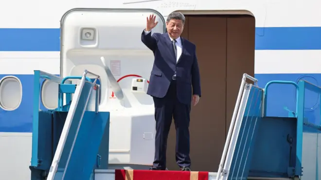 中國國家主席習近平揮手致意