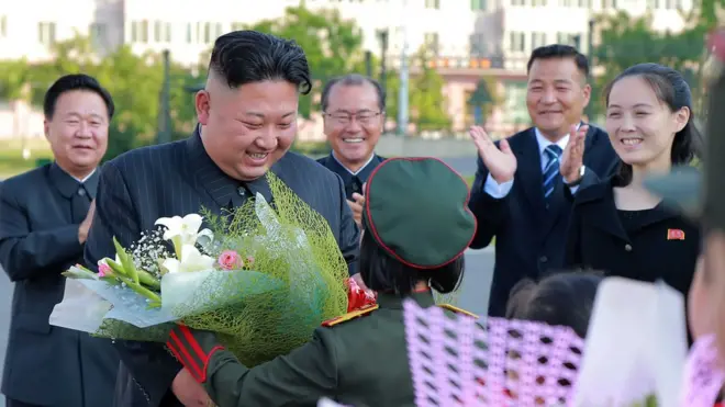 Bà Kim Yo-jong (bìa phải) cùng anh trai, lãnh đạo tối cao Kim Jong-un trong chuyến thăm đến một khu nhà dưỡng lão mới khai trương