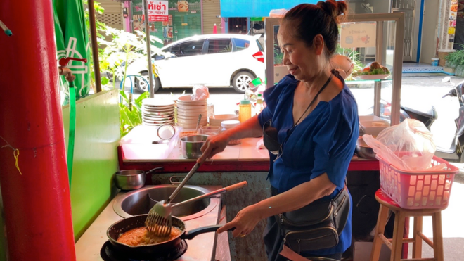 Bà Nguyễn Thị Oanh, bán phở ở Phuket, Thái Lan, đã được tiêm đủ hai mũi AstraZeneca từ tháng 7/2021