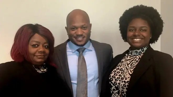 Hope Cheston (derecha) recibió el veredicto favorable acompañada de su abogado Chris Stewart y su madre Renetta Cheston-Thornton (izquierda).