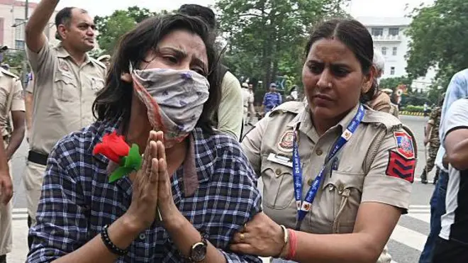 20 जुलाई 2026 को नई दिल्ली में संसद की ओर मार्च कर रहे प्रदर्शनकारियों को तितर-बितर करने के लिए सुरक्षा बलों के जवानों ने लाठियों का इस्तेमाल किया