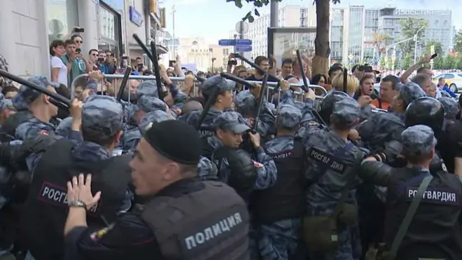 Полиция держит оцепление