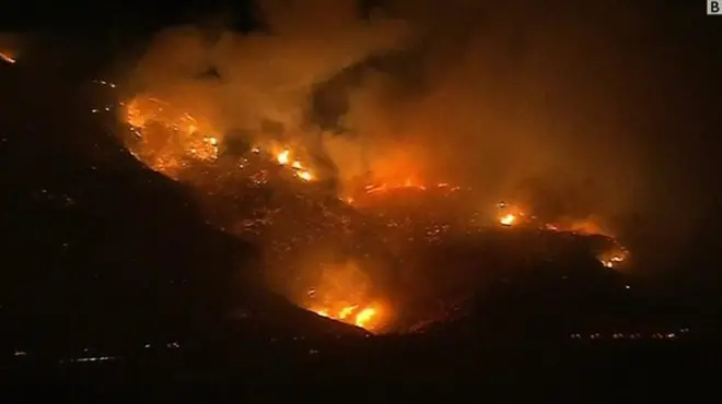 موجة حرائق مدمرة تجتاح ثلاث مقاطعات في جنوب ولاية كاليفورنيا الأمريكية.