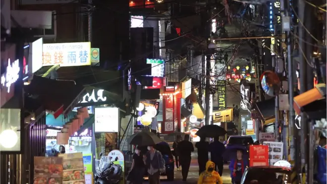 정부가 8일 1개월간 클럽 운영을 자제하는 행정명령을 발표했다