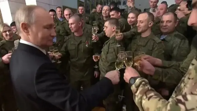 الرئيس بوتين في صورة احتفالية مع عسكريين روس، بعد أن قلّدهم أنواطا