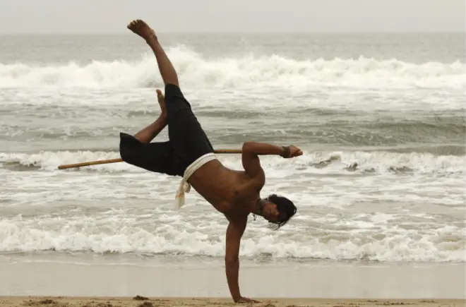 මෙම සටන් කලාව නමින් සිලම්බම් ලෙස හඳුන්වනු ලබයි.