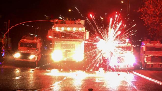 Incendios frente a camiones de la policía en Irlanda del Norte