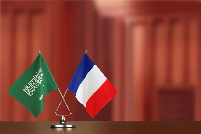 علم فرنسا وعلم السعودية