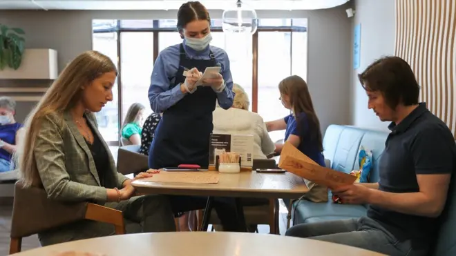 Посетители в кофейне "Шоколадница"