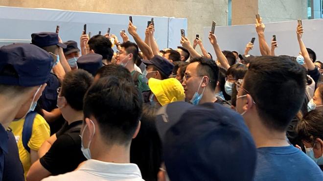 廣東深圳恆大集團總部辦公樓入口大堂抗議群眾舉起手機拍攝（13/9/2021）