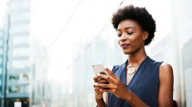 Mulher com celular na mão