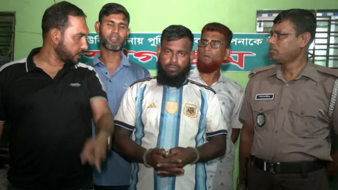 ইয়াবা ব্যবসায়ীকে আটকের পর কয়েক দফায় গায়ের জার্সি পরিবর্তন করে ছবি পাঠানো হয় গণমাধ্যমের কাছে