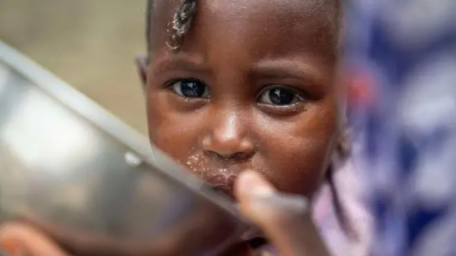 ህጻን ኣብ ሕቝፊ ኣደኣ ኰይና እናተመገበት