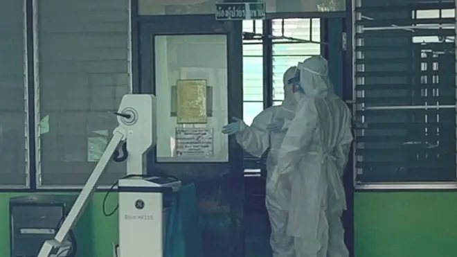 ทีมเอ็กซเรย์เข้าวอร์ดผู้ป่วยโควิด-19 ครั้งแรก