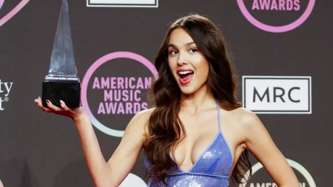 Олівія Родріго позувала за лаштунками зі своєю нагородою "Відкриття року"