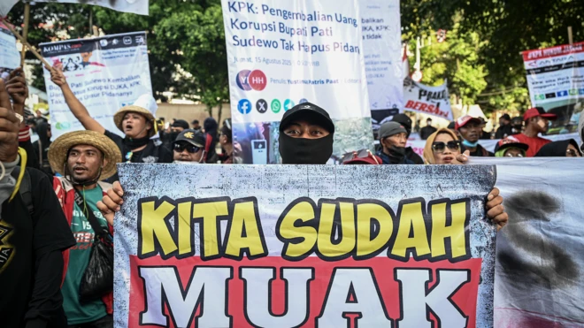 Massa yang tergabung dalam Aliansi Masyarakat Pati Bersatu (AMPB) mengikuti aksi di depan Gedung Merah Putih KPK, Jakarta, Senin (1/9/2025). 