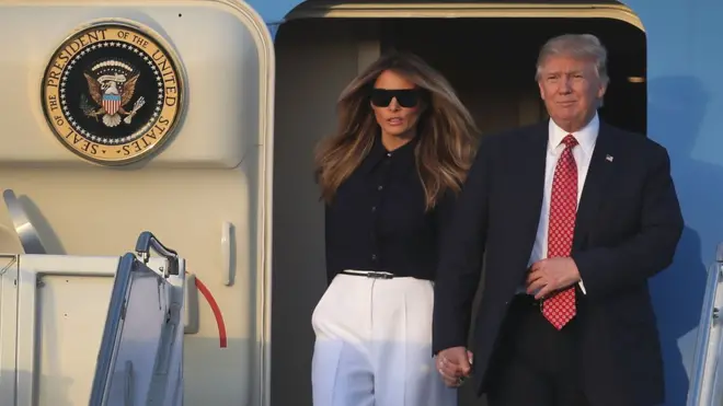 Presiden AS Donald Trump dan istrinya, Melania, di pesawat Air Force One.