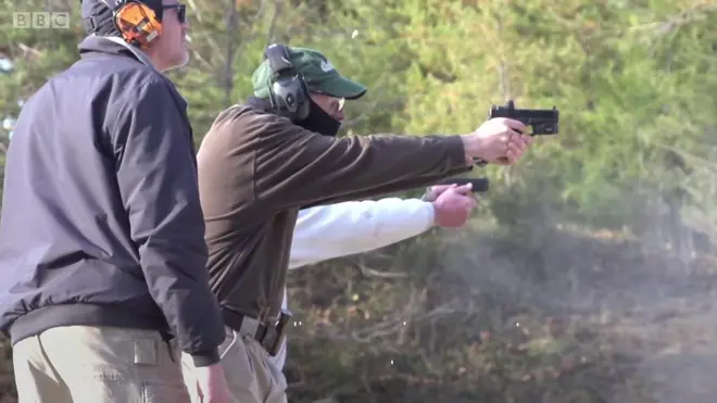 Professores treinam com armas