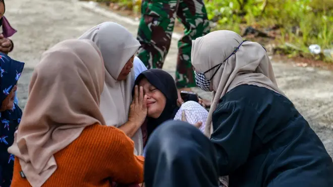 Keluarga korban ledakan pemusnahan amunisi menangis saat menunggu pemulangan jenazah di RSUD Pameungpeuk, Kabupaten Garut, Jawa Barat.