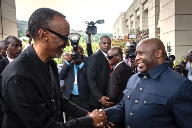 Perezida Paul Kagame ahura na mugenzi we Evariste Ndayishimiye w'u Burundi mu nama y'abakuru b'ibihugu bya EAC yabereye i Bujumbura muri Gashyantare(2) 2023