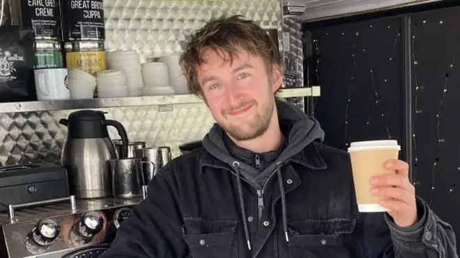 بدأ جيمس كينغ بالعمل في شاحنة القهوة الخاصة به في مارس/آذار من العام الماضي