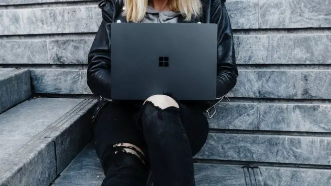 Двчина з ноутбуком