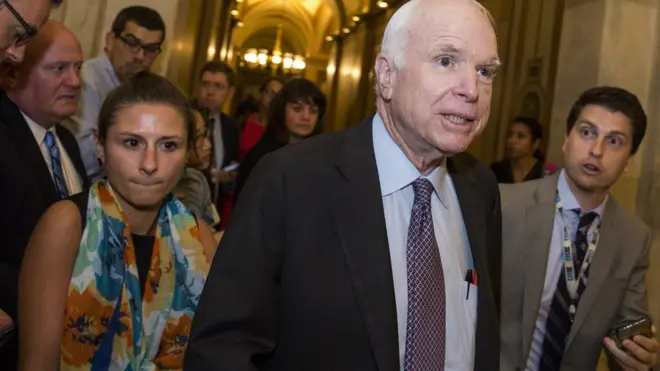 El senador por Arizona, el republicano John McCain, votó en contra del proyecto de ley para derogar el Obamacare.