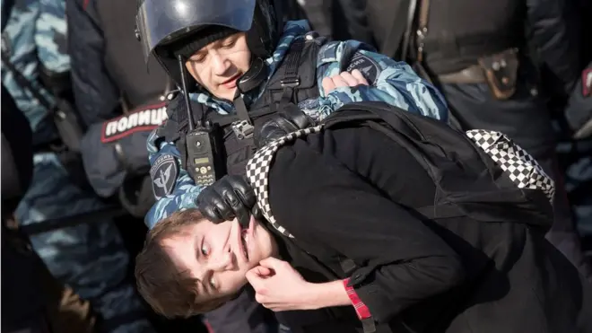 По данным правозащитного проекта "ОВД-Инфо", на митинге в Москве полиция задержала 1030 человек