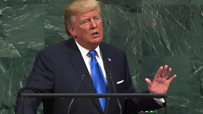 Трамп виступає з трибуни