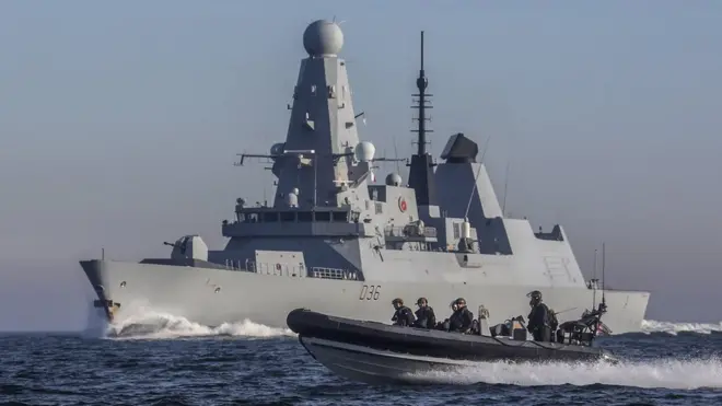 HMS (Her Majesty's Ship - "Корабель Її Величності") Defender - збудований у 2009 році есмінець типу 45. Це один з нових та гарно озброєних кораблів Королівського військово-морського флоту Великої Британії (фото з архівів)